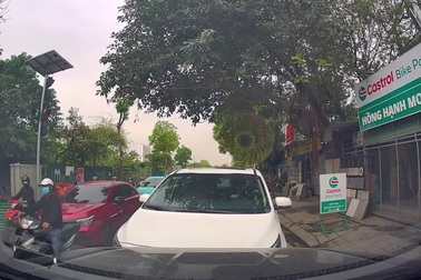 Màn chặn đầu xe lấn làn ngược chiều gây tranh cãi nhường hay không nhường