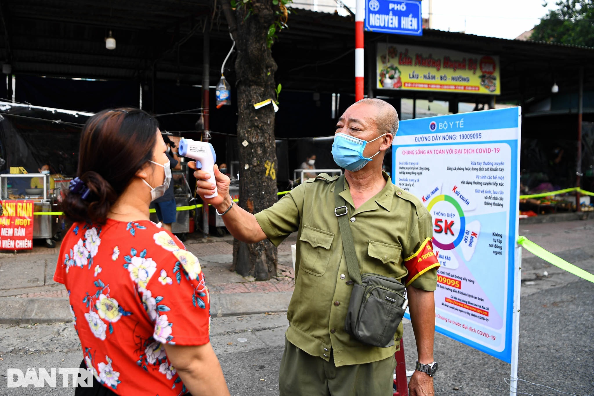 Độc đáo những phương pháp phòng dịch tại các chợ dân sinh ở Hà Nội - 2 Độc đáo những phương pháp phòng dịch tại các chợ dân sinh ở Hà Nội - 2