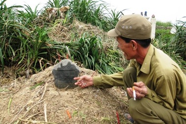 Phát cỏ dại, thấy mộ liệt sĩ