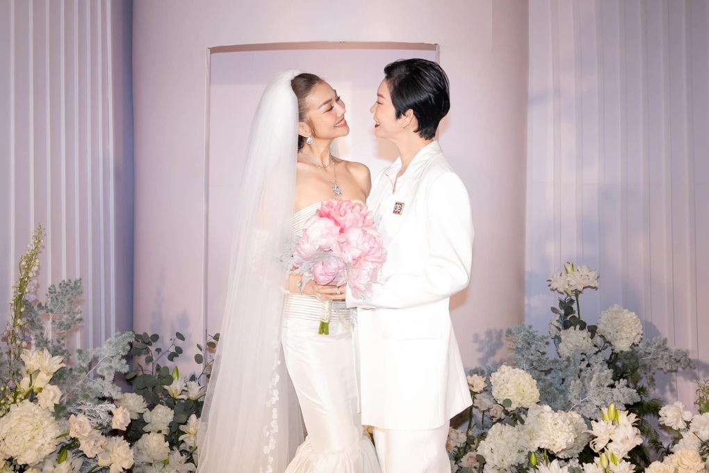 Khoảnh khắc chồng nhạc trưởng hôn Thanh Hằng trong lễ cưới xa hoa gây sốt - 13 Khoảnh khắc chồng nhạc trưởng hôn Thanh Hằng trong lễ cưới xa hoa gây sốt - 13