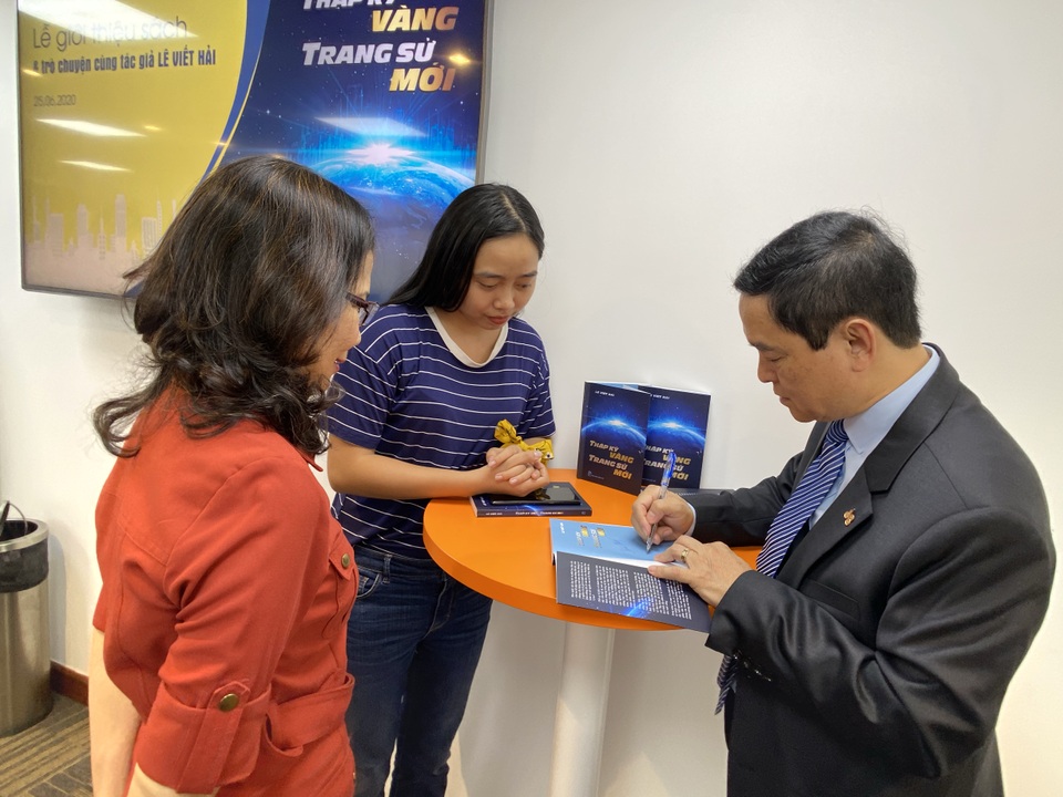 Ra mắt sách “Thập kỷ vàng -Trang sử mới và giao lưu với tác giả Lê Viết Hải - 3 Ra mắt sách “Thập kỷ vàng -Trang sử mới và giao lưu với tác giả Lê Viết Hải - 3