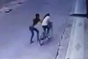 “Dâm tặc sàm sỡ cô gái giữa đường” gây bất bình Internet tuần qua