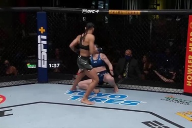 Nữ võ sĩ dùng tuyệt chiêu "trăn siết cổ" khiến đối thủ đập tay xin hàng