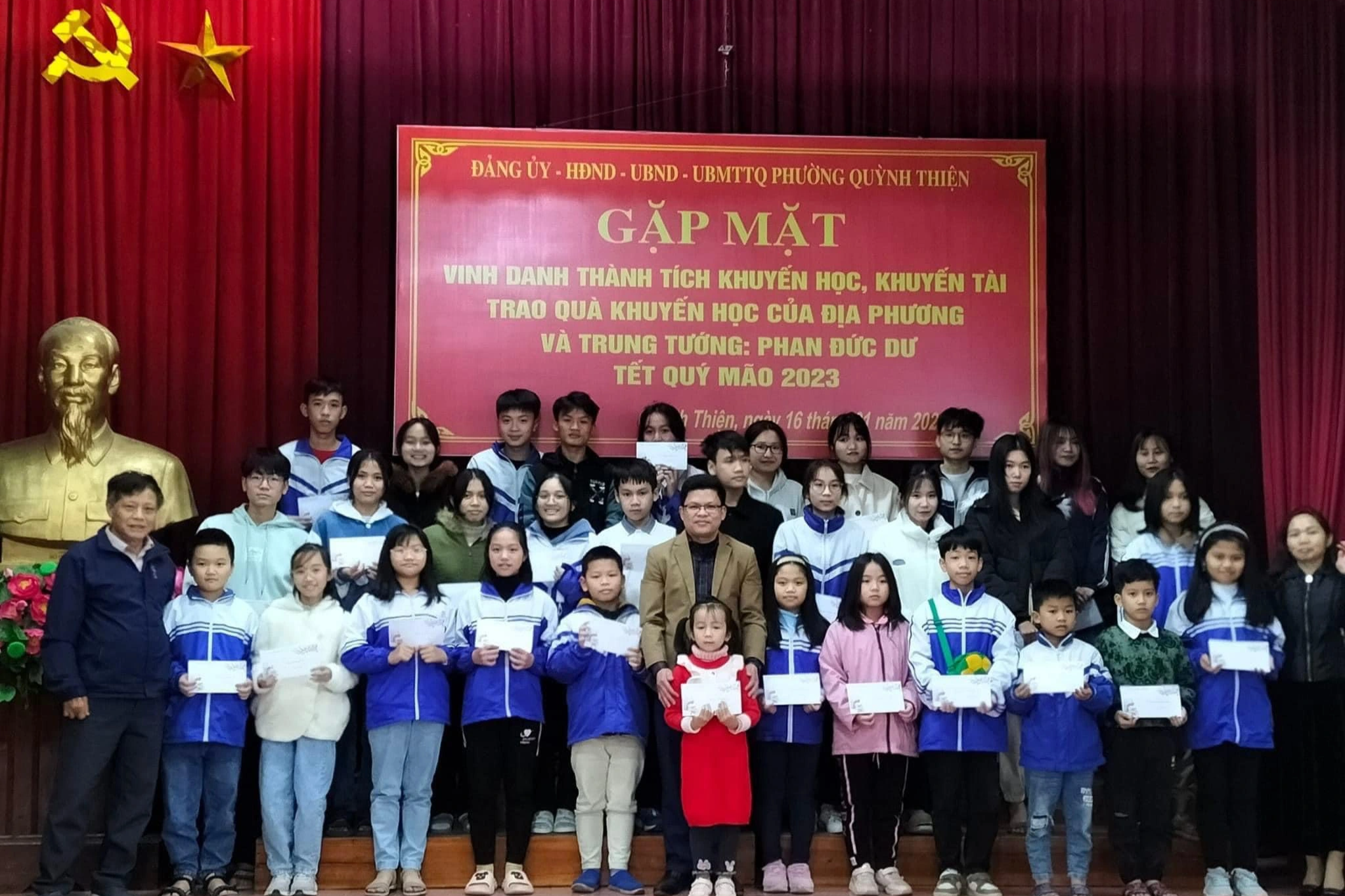 Các học sinh trên địa bàn phường Quỳnh Thiện đón nhận quà Tết của Trung tướng Phan Đức Dư (Ảnh: Sỹ Tùng).