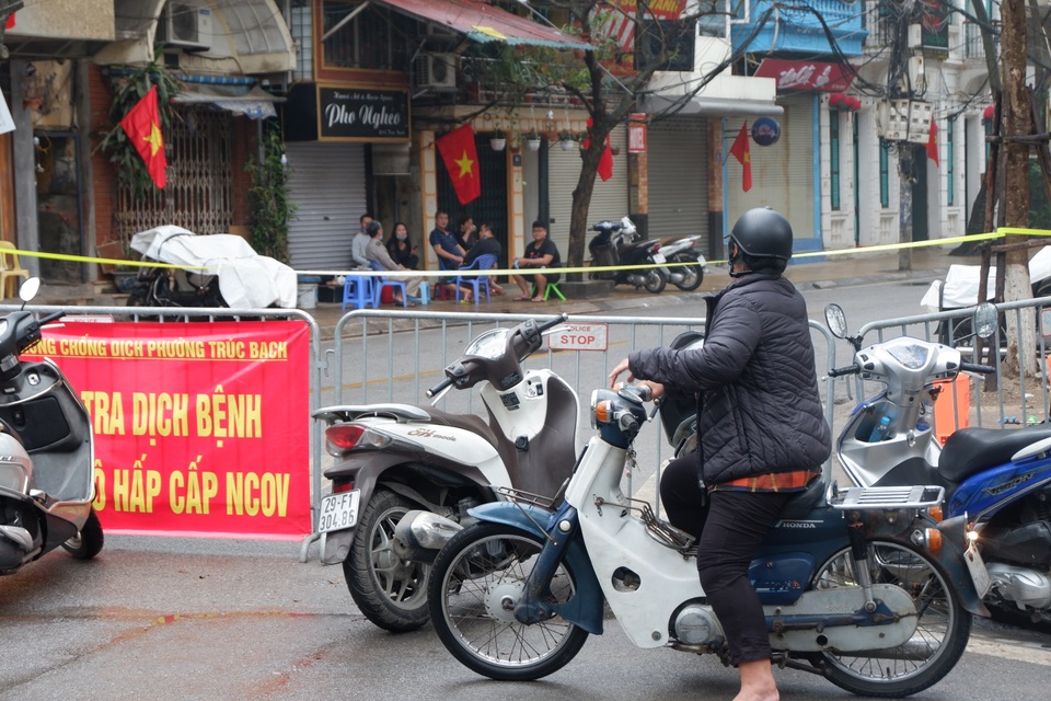 Tình người dưới cơn mưa tại khu cách ly Covid-19 Trúc Bạch - 8 Tình người dưới cơn mưa tại khu cách ly Covid-19 Trúc Bạch - 8