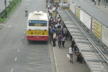 Bắt nhóm chuyên “đạo chích” trên xe buýt đường Yên Phụ