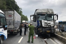 Tài xế xe tải mất kiểm soát tay lái gây tai nạn liên hoàn