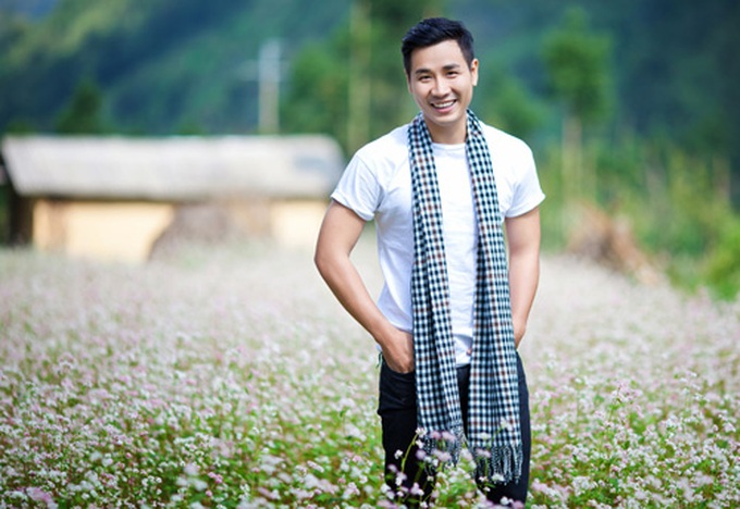 nguyen-khang-kham-pha-mua-hoa-tam-giac-mach-1