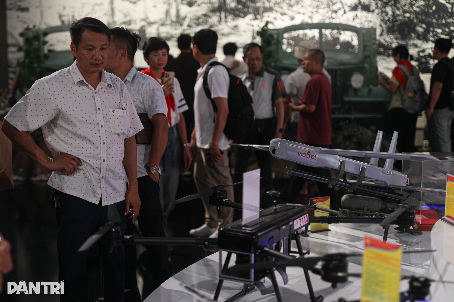 Cụ ông 90 tuổi xếp hàng trải nghiệm lịch sử bằng công nghệ thực tế ảo - 7 Cụ ông 90 tuổi xếp hàng trải nghiệm lịch sử bằng công nghệ thực tế ảo - 7