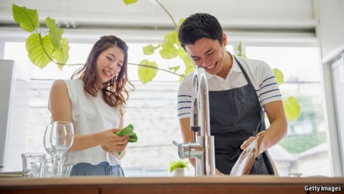 Những ông chồng châu Á tình nguyện làm nội trợ để vợ đi kiếm tiền - Ảnh 3. Những ông chồng châu Á tình nguyện làm nội trợ để vợ đi kiếm tiền - Ảnh 3.
