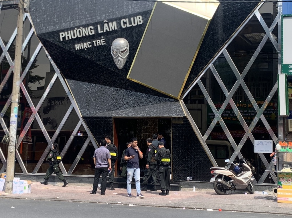 Hàng trăm cảnh sát phong tỏa nhiều giờ để kiểm tra quán bar ở TPHCM - 1 Hàng trăm cảnh sát phong tỏa nhiều giờ để kiểm tra quán bar ở TPHCM - 1