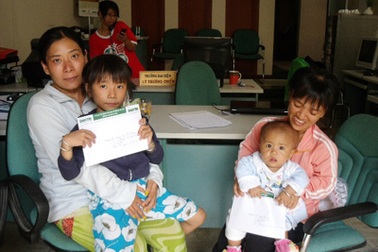 Quỹ nhân ái đến với hai cháu bé kém may mắn