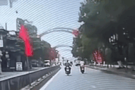 Đi xe máy đánh võng, thanh niên đầu trần lao thẳng vào xe buýt