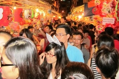 Phố đèn lồng người đông như trảy hội