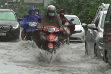 Nhiều tuyến phố ở Hà Nội biến thành sông sau cơn mưa lớn kéo dài