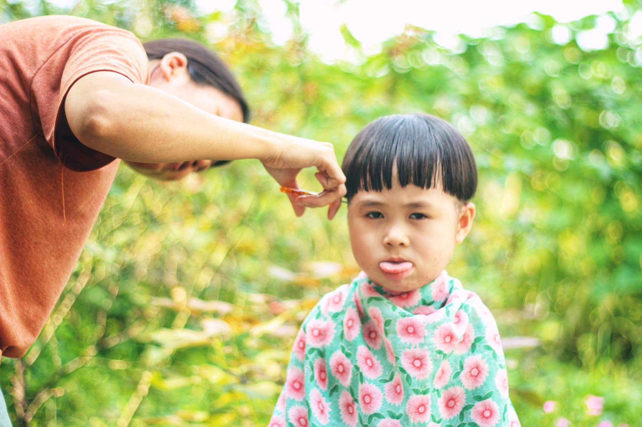 Biểu cảm cực đáng yêu của cô bé 3 tuổi cắt tóc bát úp - 5