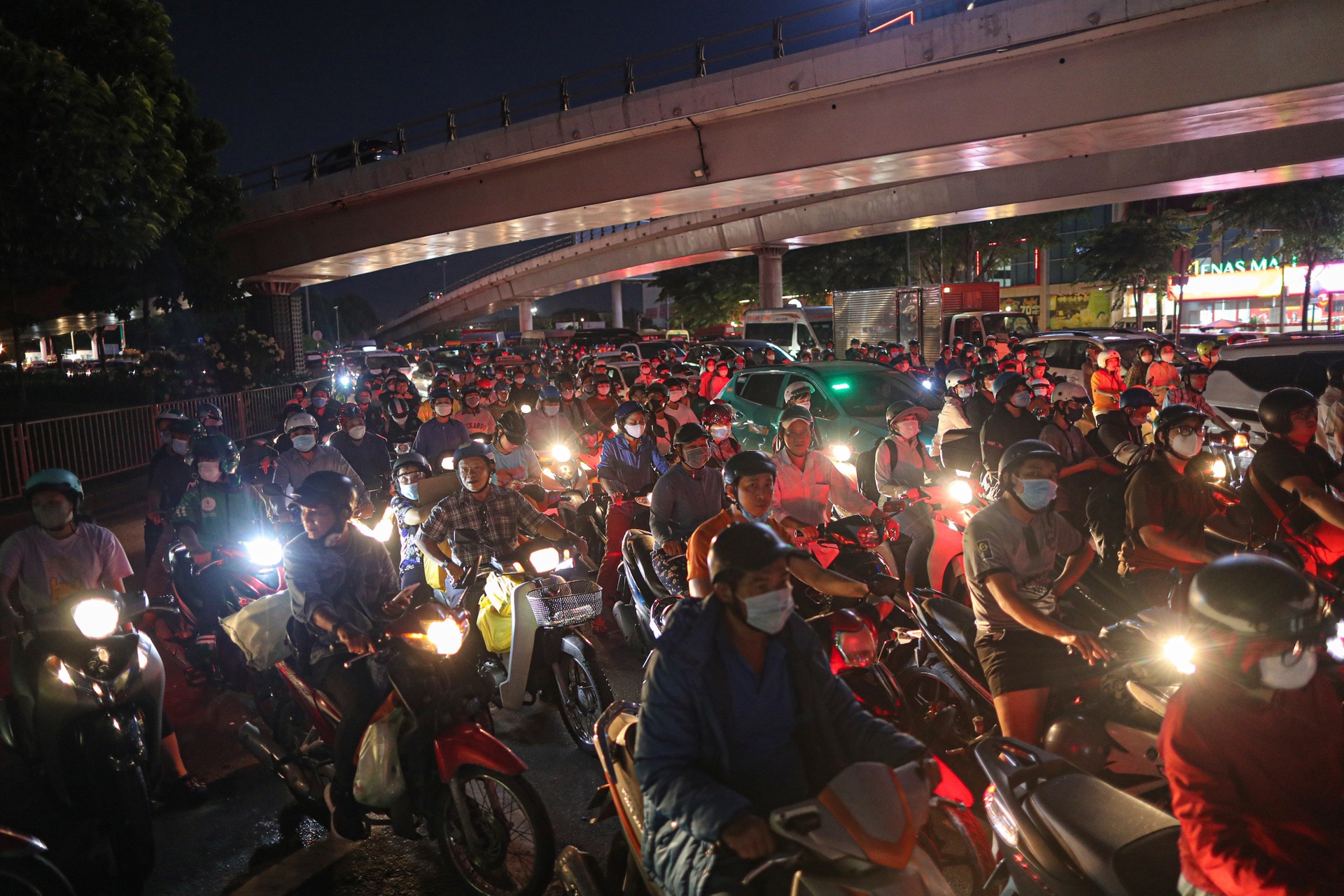 Người dân ở TPHCM vạ vật, nhích từng chút trên đường về quê nghỉ lễ - 12