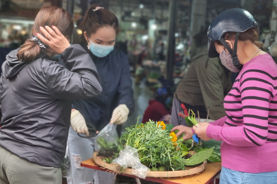 Chen chân sắm Tết trong phiên chợ ngày cuối năm - 8 Chen chân sắm Tết trong phiên chợ ngày cuối năm - 8
