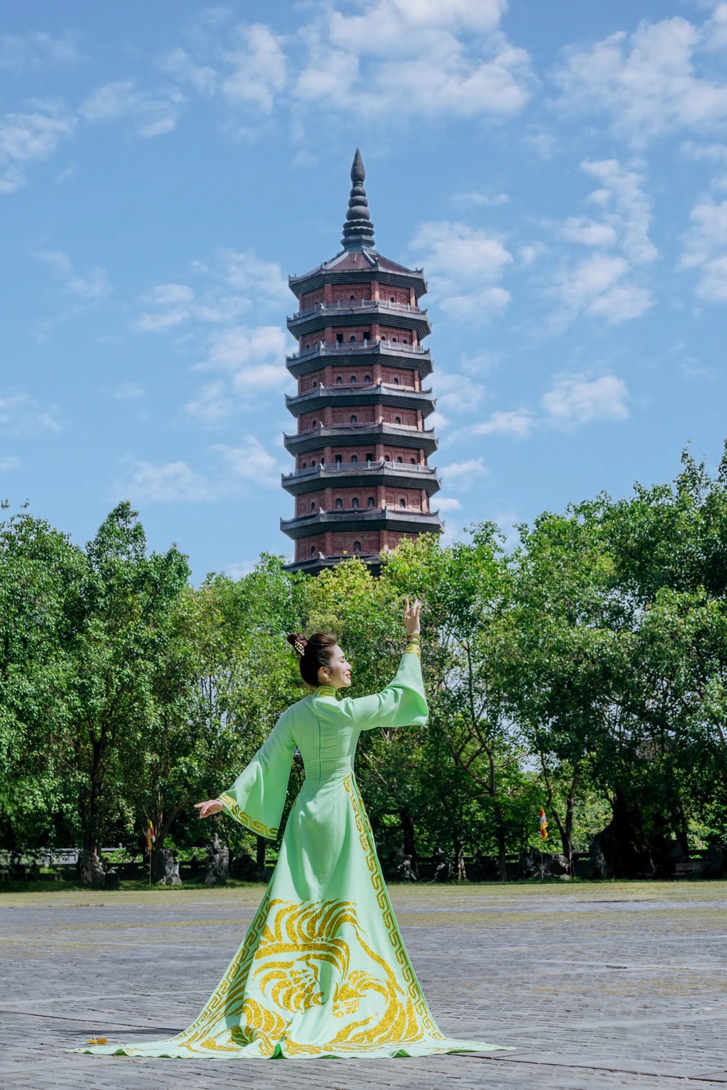 Hoa hậu cải lương Như Huỳnh nền nã với áo dài họa tiết đôi chim uyên ương - 3 Hoa hậu cải lương Như Huỳnh nền nã với áo dài họa tiết đôi chim uyên ương - 3