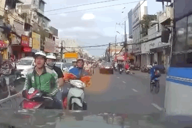 Đi vào làn ngược chiều, người điều khiển xe máy sửng cồ đòi ôtô phải nhường đường
