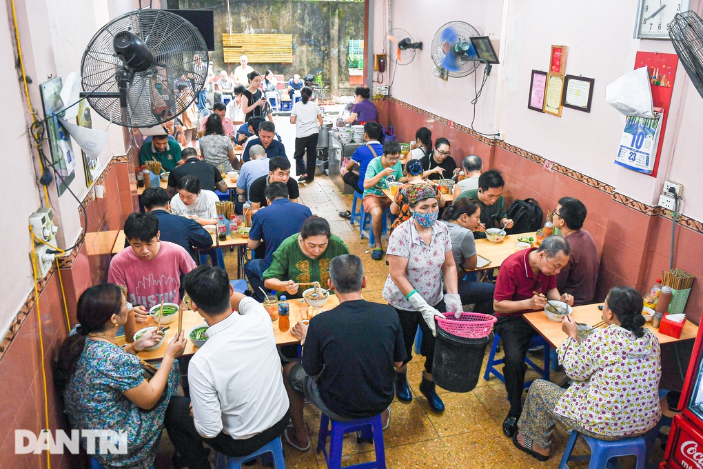Ba quán phở Hà Nội khách xếp hàng dài, chờ lấy số như thời bao cấp - 1 Ba quán phở Hà Nội khách xếp hàng dài, chờ lấy số như thời bao cấp - 1