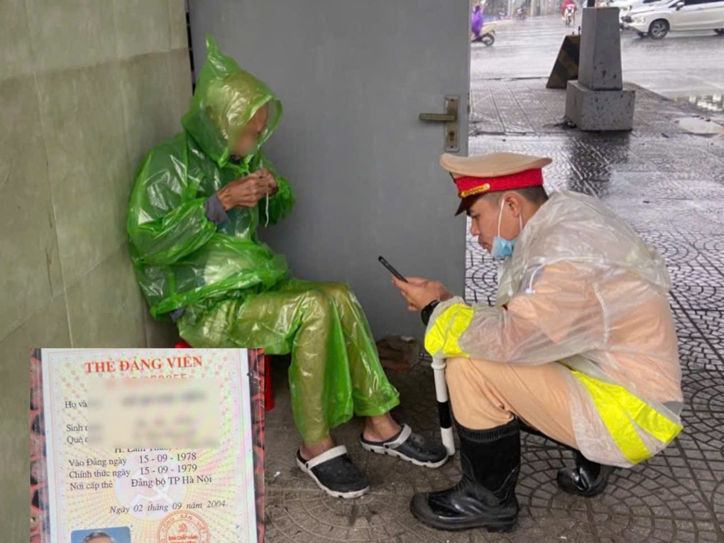 CSGT Hà Nội giúp cụ ông 84 tuổi đi lạc dưới mưa về nhà - 1 CSGT Hà Nội giúp cụ ông 84 tuổi đi lạc dưới mưa về nhà - 1