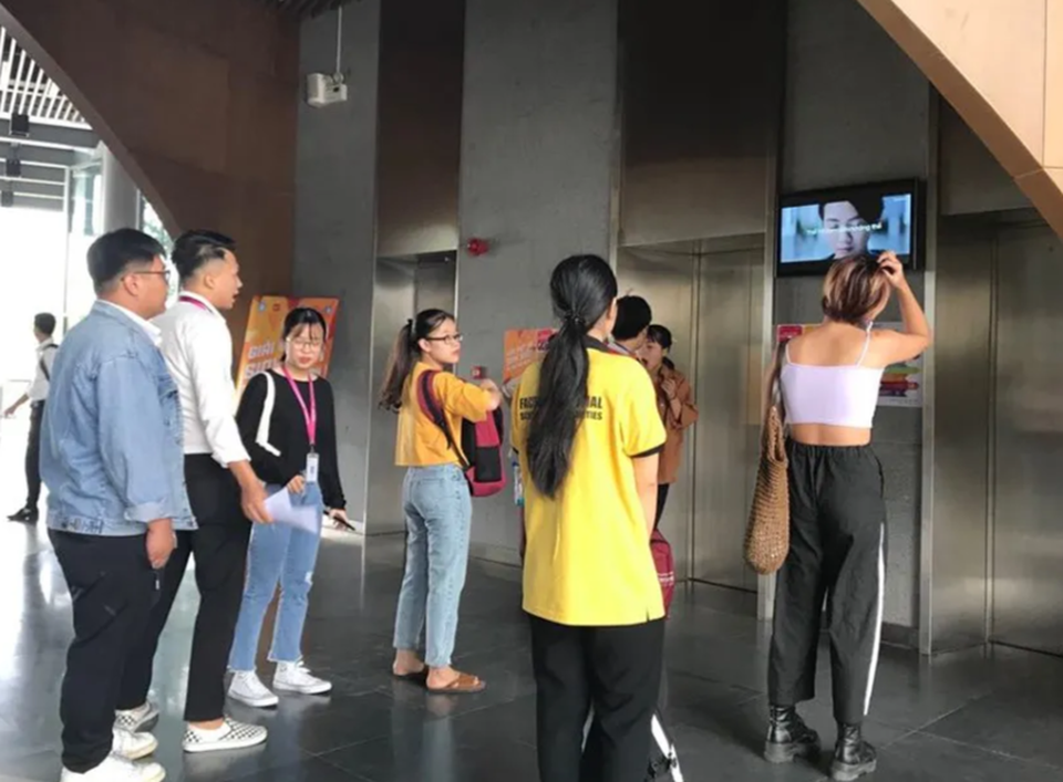 Thời trang giảng đường: Nơi thoải mái hai dây, nơi kín cổng cao tường - 1