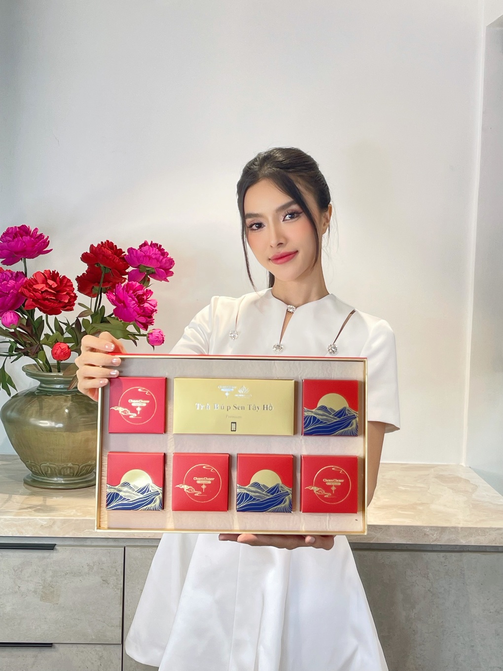 Dàn hoa hậu Việt đón trung thu với sản phẩm mang hương vị tình thân Cham Cham - 3 Dàn hoa hậu Việt đón trung thu với sản phẩm mang hương vị tình thân Cham Cham - 3