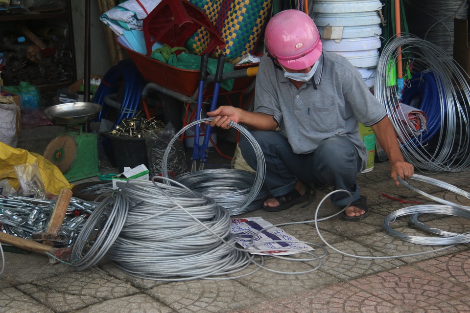 Người dân Đà Nẵng đổ xô mua vật liệu chằng chống nhà cửa trước siêu bão - 4 Người dân Đà Nẵng đổ xô mua vật liệu chằng chống nhà cửa trước siêu bão - 4