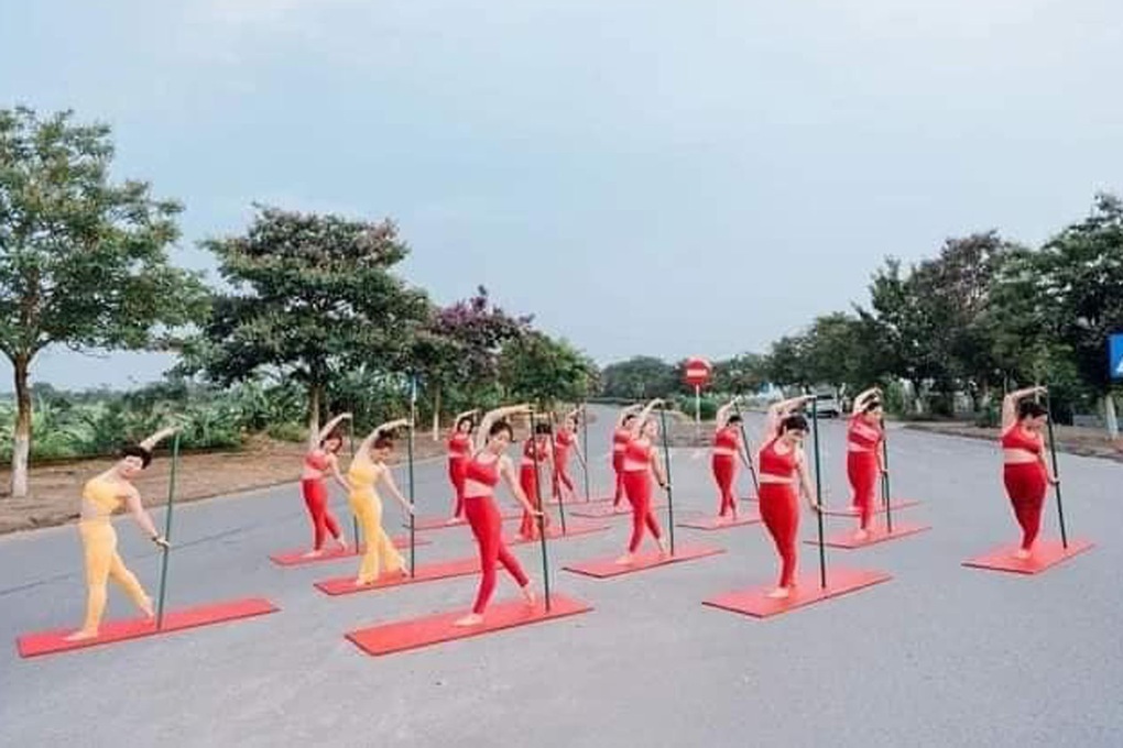Đứng giữa đường để nhảy nhót, quay phim: Phải xử lý nghiêm! - 1 Đứng giữa đường để nhảy nhót, quay phim: Phải xử lý nghiêm! - 1