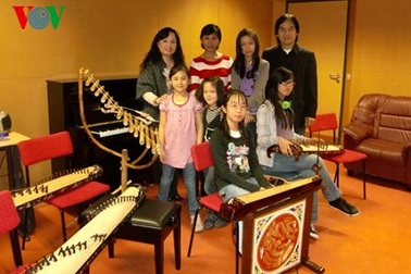 Truyền dạy nhạc dân tộc Việt Nam trên đất Đức