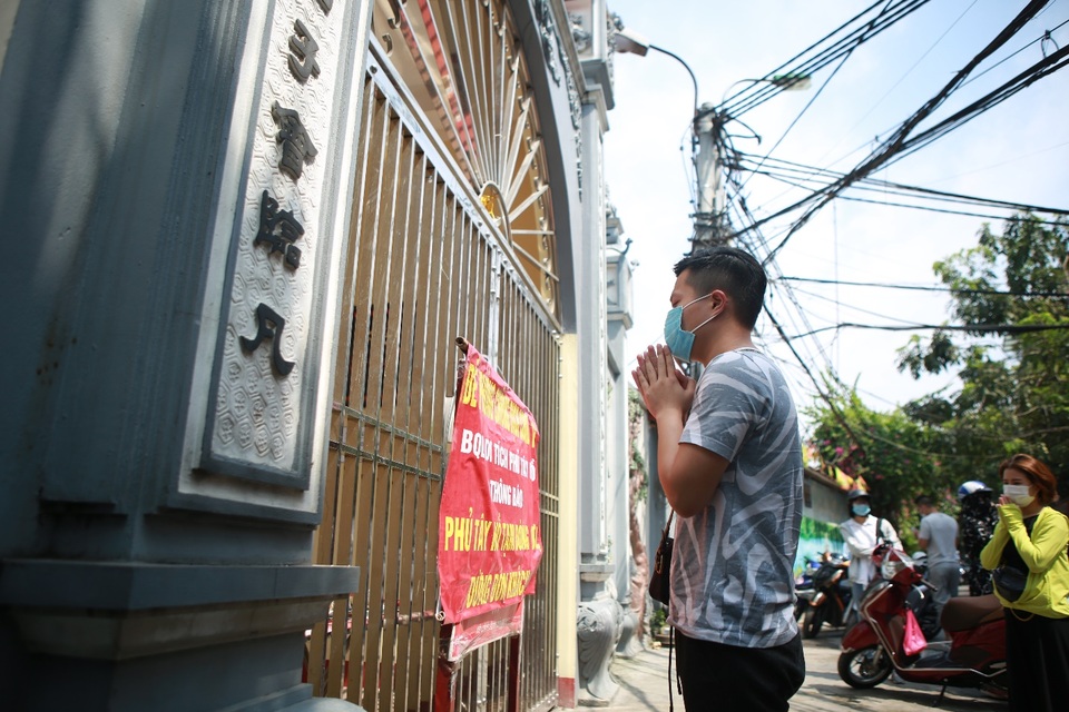 Đền chùa đóng cửa, người dân đứng vái vọng từ xa ngày mùng 1 âm lịch - 10 Đền chùa đóng cửa, người dân đứng vái vọng từ xa ngày mùng 1 âm lịch - 10