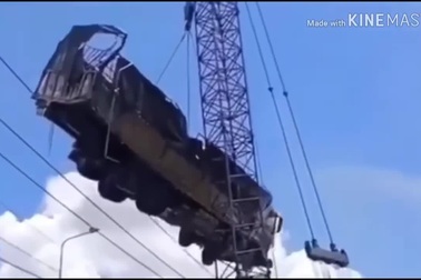 Cần cẩu bất ngờ gãy đôi khi đang cẩu xe tải lên bờ