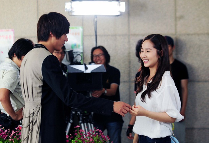 Tình sử Lee Min Ho - Kim Go Eun trước khi bén duyên: Nàng chỉ thích các chú, nhìn dàn tình cũ quyền lực của chàng mà choáng - Ảnh 6. Tình sử Lee Min Ho - Kim Go Eun trước khi bén duyên: Nàng chỉ thích các chú, nhìn dàn tình cũ quyền lực của chàng mà choáng - Ảnh 6.