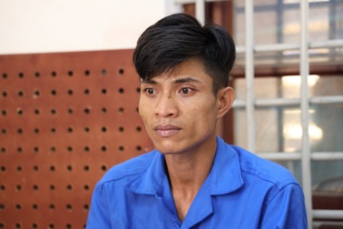 Đang ngủ trên xe thì bị đẩy ngã, cướp xe máy