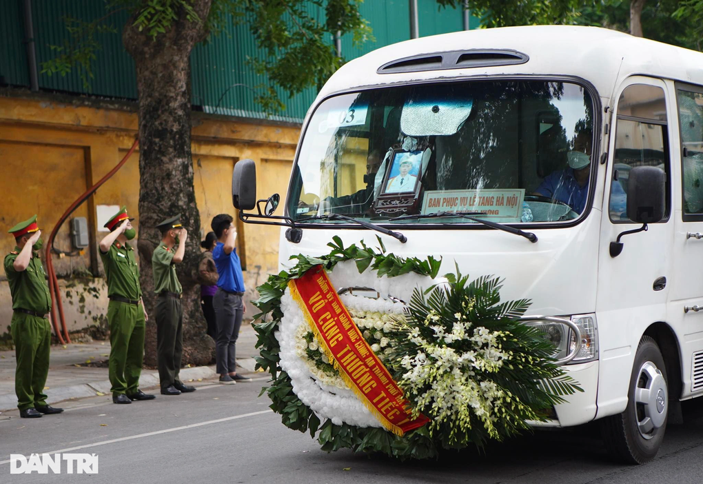 Người dân mang hoa trắng, bật khóc tiễn đưa 3 chiến sĩ hy sinh - 7 Người dân mang hoa trắng, bật khóc tiễn đưa 3 chiến sĩ hy sinh - 7