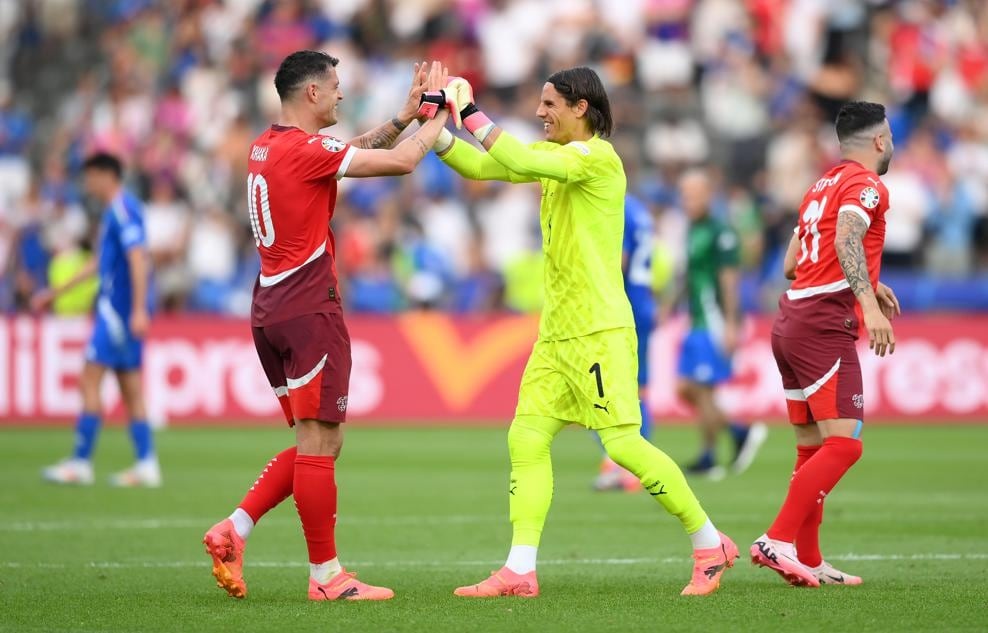 បង្វែរអ៊ីតាលីទៅជាអតីតម្ចាស់ជើងឯក Euro គ្រូបង្វឹកសញ្ជាតិស្វីសធ្វើការប្រកាសគួរឱ្យភ្ញាក់ផ្អើល - 2 Biến Italy thành cựu vương Euro, HLV Thụy Sỹ tuyên bố bất ngờ - 2