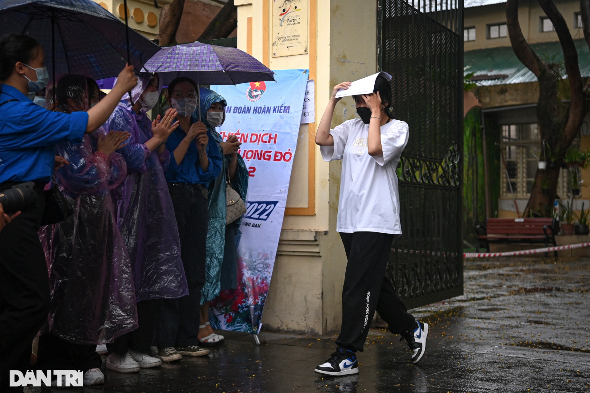 Sĩ tử ở Hà Nội đội mưa vượt vũ môn, hoàn thành ngày thi đầu tiên - 5 Sĩ tử ở Hà Nội đội mưa vượt vũ môn, hoàn thành ngày thi đầu tiên - 5