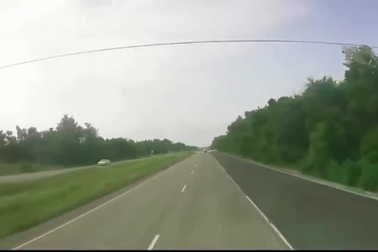 Máy bay gặp sự cố, buộc hạ cánh xuống đường cao tốc