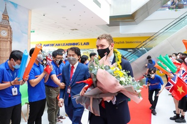 Tổng Lãnh sự Anh thăm cơ sở mới của Greenwich Việt Nam tại TPHCM