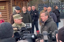 Bộ trưởng Quốc phòng Đức bất ngờ thăm Ukraine