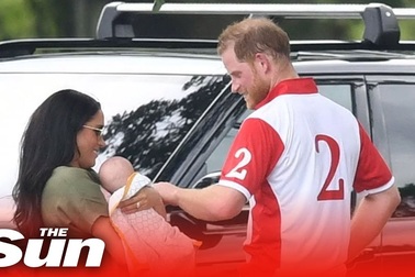 Meghan Markle đưa con ra phố