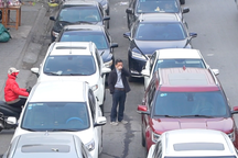 Lái xe ở Hà Nội đi đăng kiểm chờ gần 8 tiếng chỉ nhích thêm được 200m