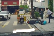 Tài xế xe ôm bị người mặc áo bảo vệ đấm, đá liên tục vào đầu ở Hà Nội