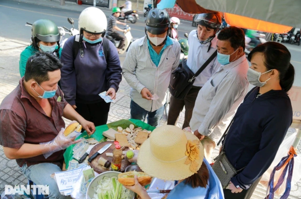 Quán bánh mì Việt 90 năm tuổi, từng được lên truyền hình Mỹ - 8 Quán bánh mì Việt 90 năm tuổi, từng được lên truyền hình Mỹ - 8