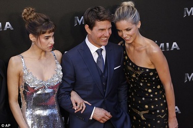 Tom Cruise trẻ trung bên các bạn diễn xinh đẹp