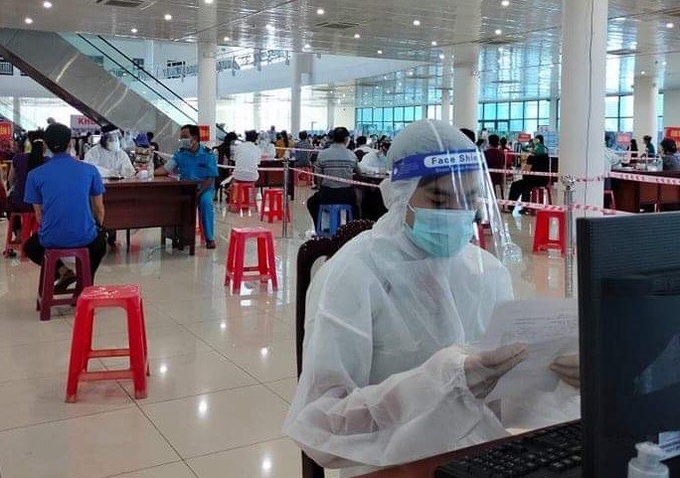 Ngành Y tế Đà Nẵng tổ chức tiêm vaccine phòng COVID-19 cho người dân trên địa bàn thành phố.