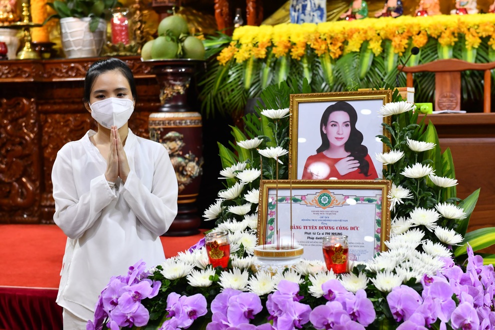 Danh ca Thái Châu, Thanh Lam nghẹn ngào trong lễ cầu siêu ca sĩ Phi Nhung - 3 Danh ca Thái Châu, Thanh Lam nghẹn ngào trong lễ cầu siêu ca sĩ Phi Nhung - 3