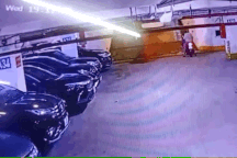 Xe taxi trôi ngược dốc, đâm cả loạt ô tô đang đỗ trong hầm