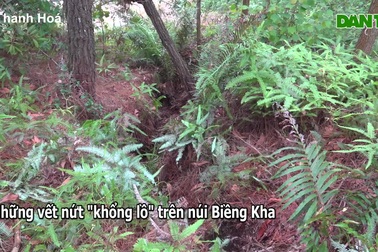 Thân núi nứt toác, hàng chục hộ dân sống trong nơm nớp